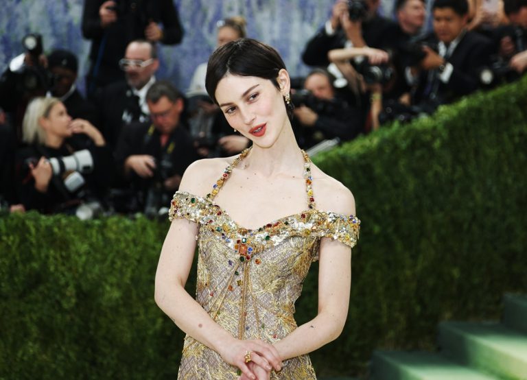 H Gracie Abrams ποζάρει στο κόκκινο χαλί για το 2026 Met Gala, 4 Μαΐου 2026