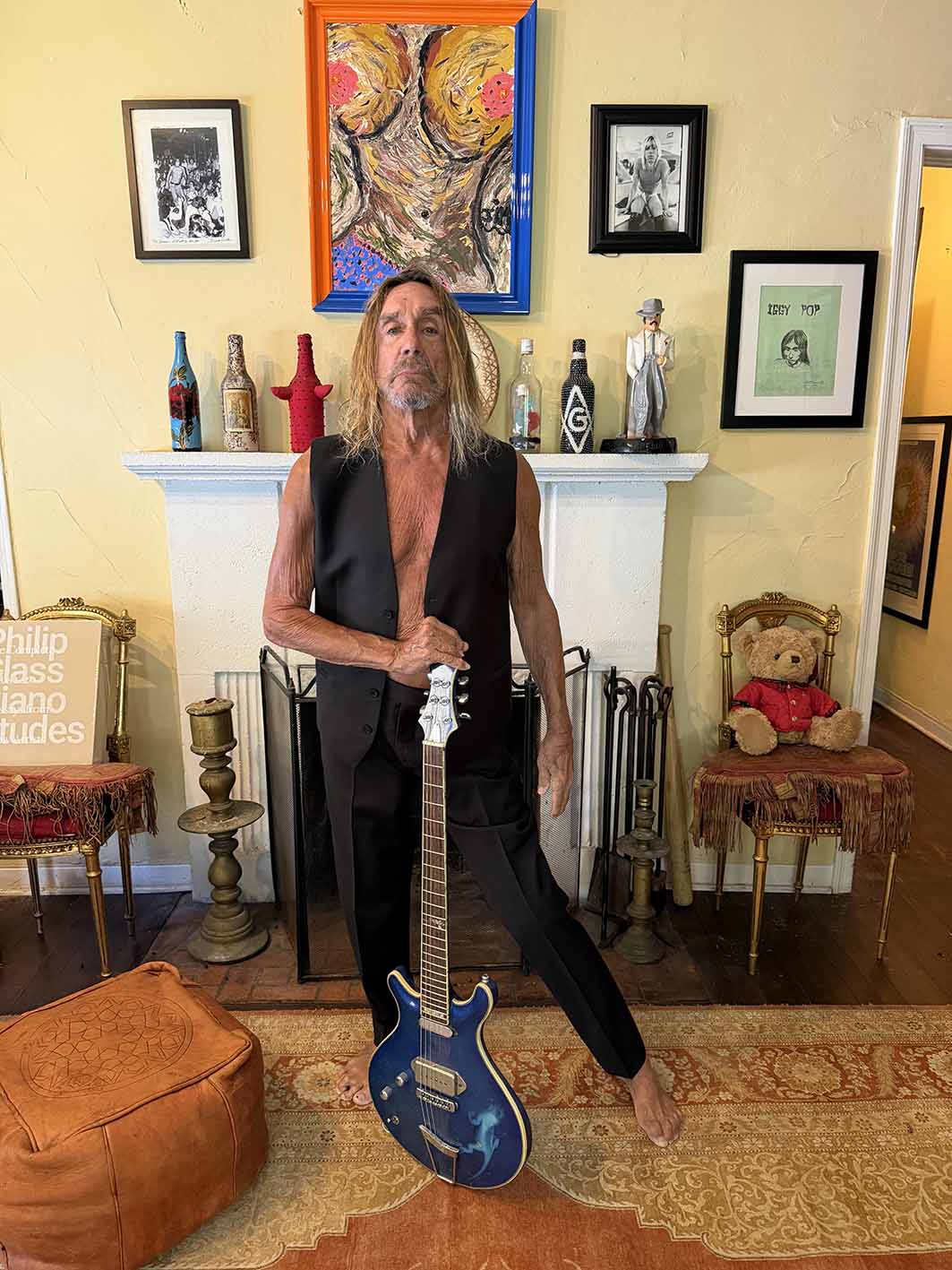 Ο Iggy Pop φόρεσε ένα μαύρο μάλλινο γιλέκο Dior με ασορτί παντελόνι.