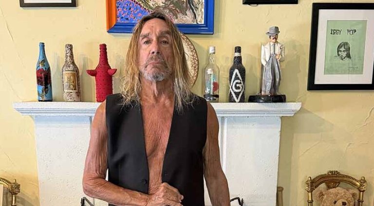 Ο Iggy Pop φόρεσε ένα μαύρο μάλλινο γιλέκο Dior με ασορτί παντελόνι. Image