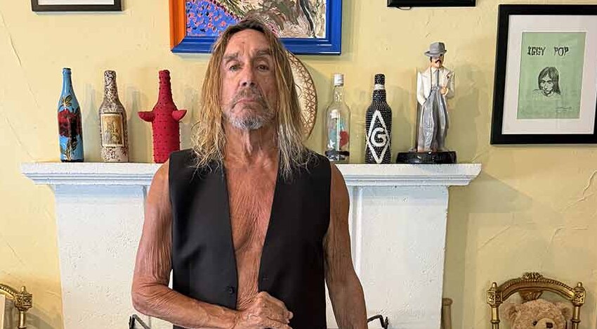 Ο Iggy Pop φόρεσε ένα μαύρο μάλλινο γιλέκο Dior με ασορτί παντελόνι. Image