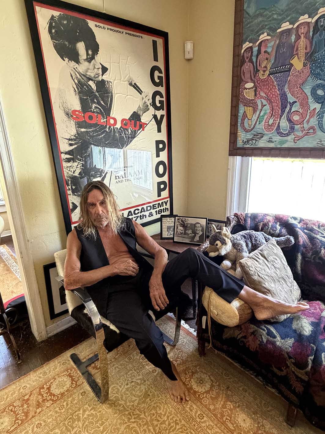 Ο Iggy Pop φόρεσε ένα μαύρο μάλλινο γιλέκο Dior με ασορτί παντελόνι.