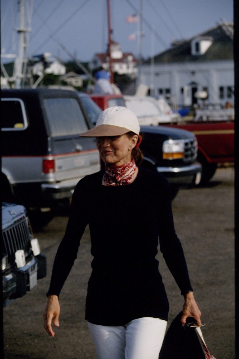 H Jacqueline Kennedy Onassis φτάνει στο Martha's Vineyard τον Αύγουστο του 1993.
