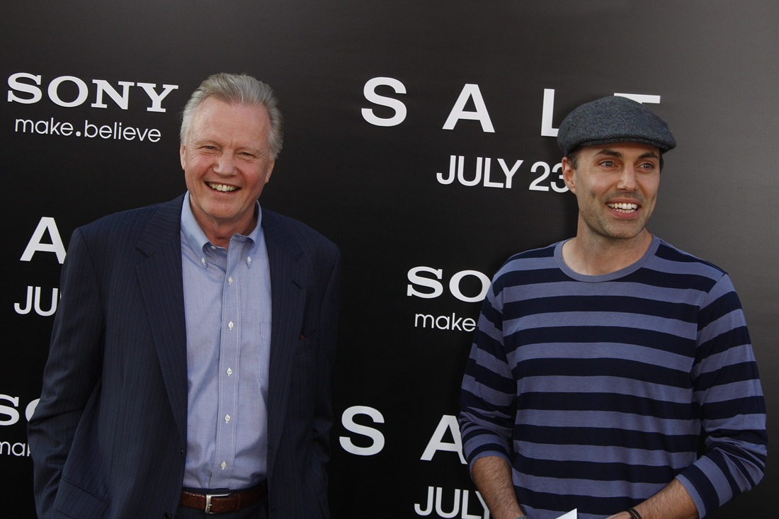 O πατέρας της Angelina Jolie Jon Voight και ο αδερφός της, James Haven στην πρεμιέρα του "Salt" που διοργανώθηκε στο Grauman's Chinese Theater του Λος Άντζελες, 19 Ιουλίου 2010