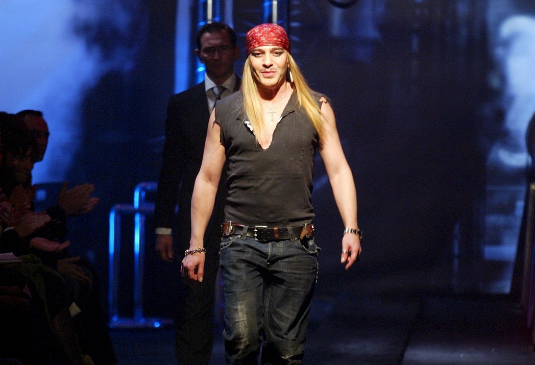 O John Galliano στο τέλος του show του για την ανδρική σειρά 2006/07 Autumn/Winter στο πλαίσιο της Εβδομάδας Ανδρικής Μόδας στο Παρίσι, Παρασκευή 27 Ιανουαρίου 2006