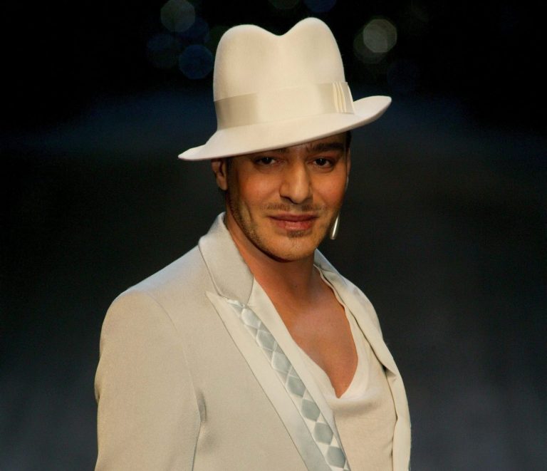 Ο John Galliano καταχειροκροτείται μετά την επίδειξη Fall-Winter 2005-2006 ready-to-wear για τον Christian Dior, στο Παρίσι, 1 Μαρτίου 2005