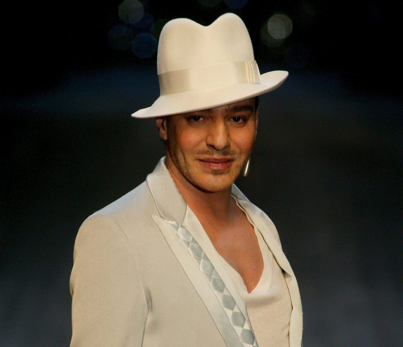 Ο John Galliano καταχειροκροτείται μετά την επίδειξη Fall-Winter 2005-2006 ready-to-wear για τον Christian Dior, στο Παρίσι, 1 Μαρτίου 2005