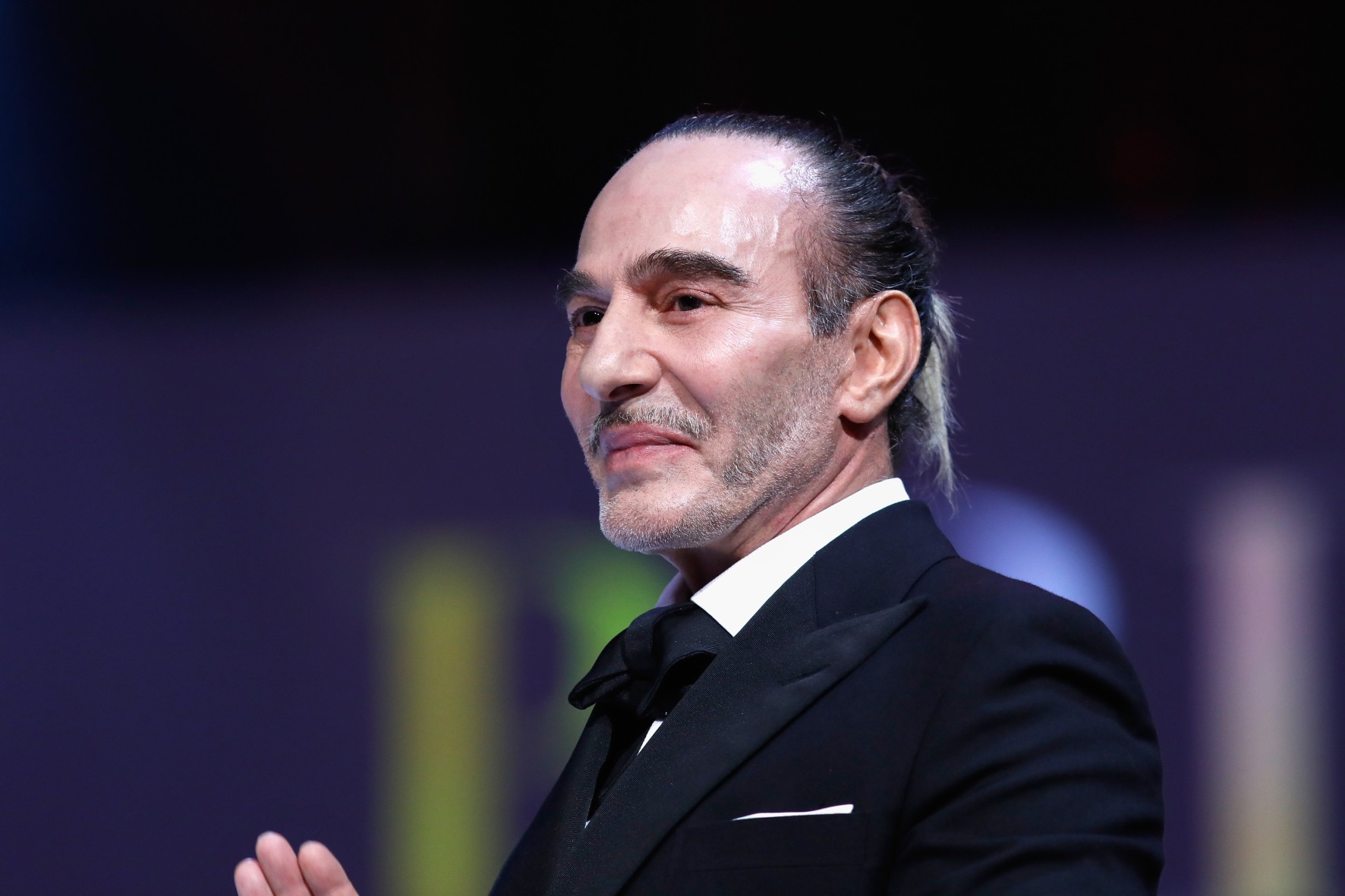 Ο John Galliano παρουσιάζει το βραβείο British Emerging Talent Menswear στη σκηνή κατά τη διάρκεια των The Fashion Awards 2017 σε συνεργασία με τη Swarovski στο Royal Albert Hall στις 4 Δεκεμβρίου 2017 στο Λονδίνο