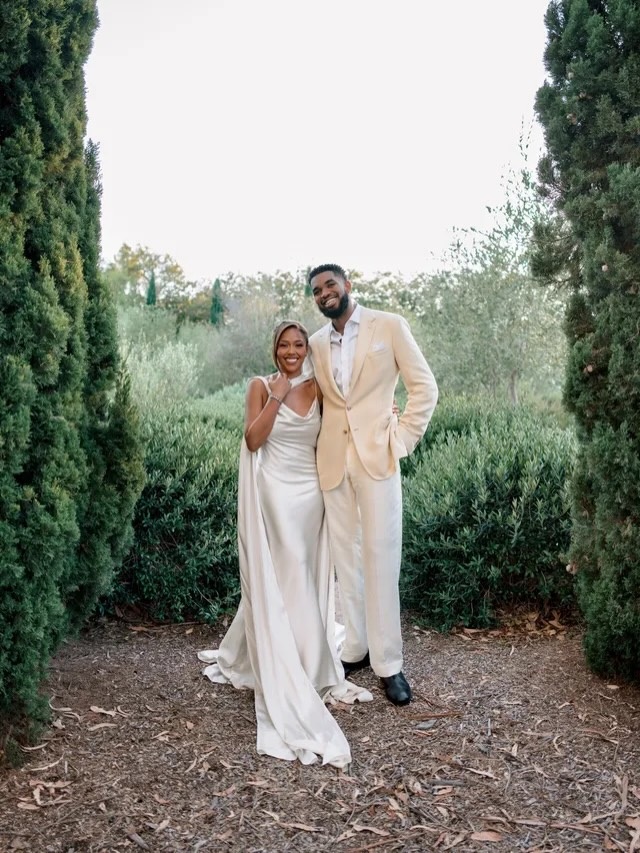 H Jordyn Woods φόρεσε στον γάμο της και ένα σατέν slip dress.