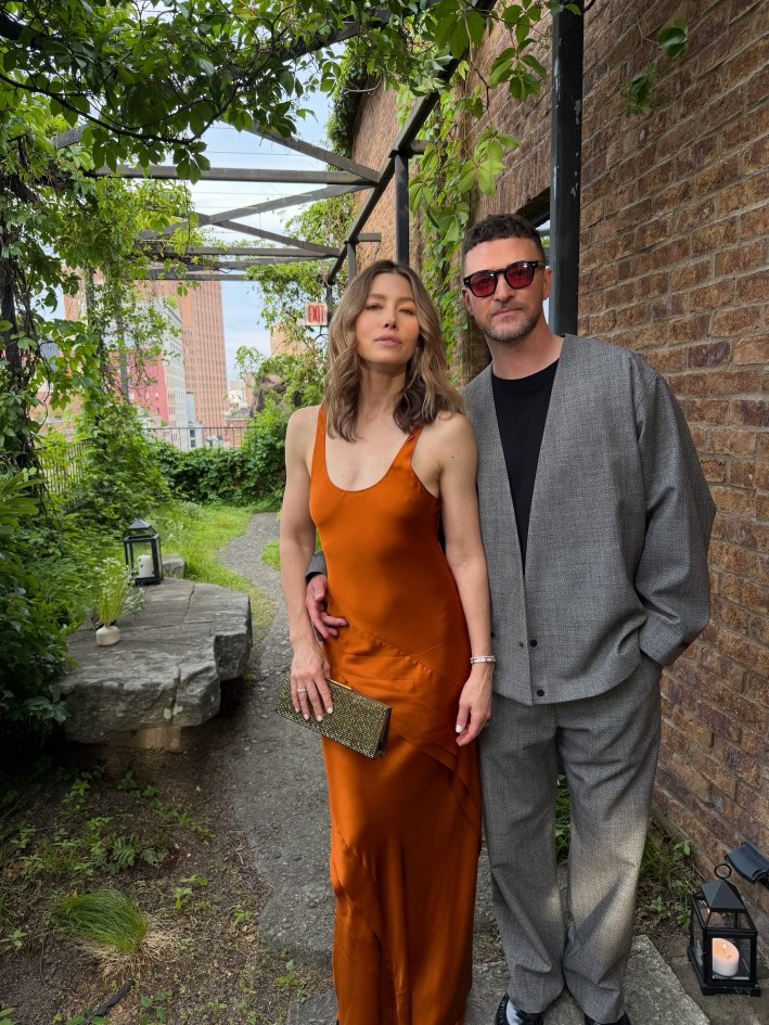 O Justin Timberlake και η Jessica Biel με ένα copper-toned φόρεμα,