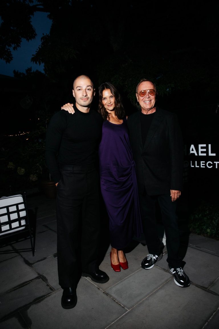 Ο Jason Bard Yarmosky, η Katie Holmes και ο Michael Kors στο δείπνο για την 45η επέτειο της συλλογής Michael Kors που πραγματοποιήθηκε στο Swifty's στο The Hedges Inn στις 20 Αυγούστου 2026 στο East Hampton της Νέας Υόρκης.