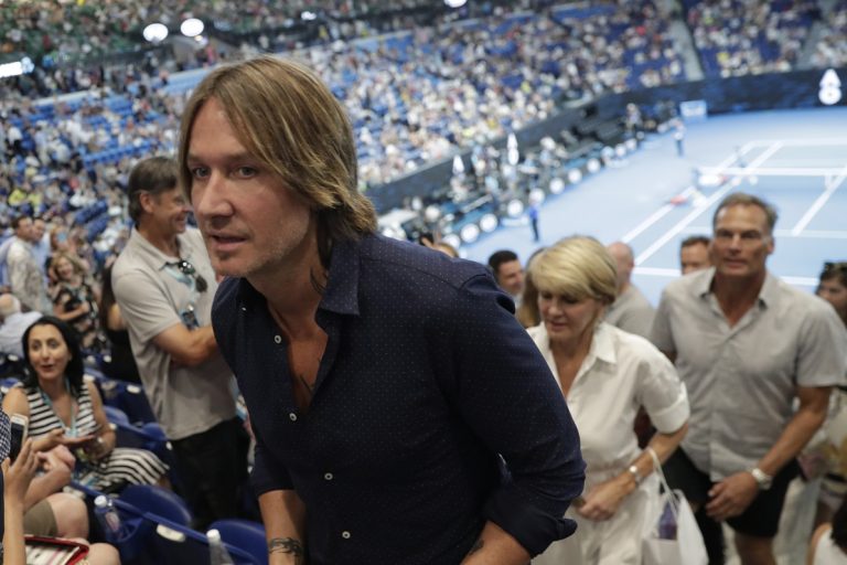 O Keith Urban αποχωρεί από το Rod Laver Arena μετά το μονό γυναικών στο τουρνουά τένις του Australian Open στη Μελβούρνη, 24 Ιανουαρίου 2019