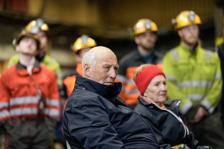 O βασιλιάς της Νορβηγίας Harald και η βασίλισσα Sonja επισκέπτονται το ανθρακωρυχείο Mine 7 στο Longyearbyen, στο νησί Spitsbergen, 16 Ιουνίου 2025