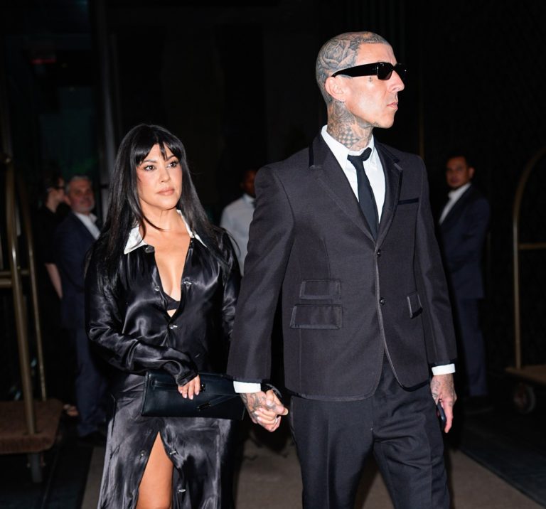 H Kourtney Kardashian και ο Travis Barker στις 13 Ιουνίου 2026 in New York City. στη Νέα Υόρκη
