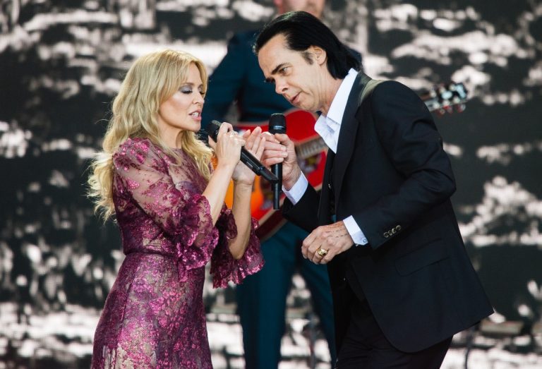 Η Kylie Minogue και ο Nick Cave στη σκηνή Pyramid την πέμπτη ημέρα του Φεστιβάλ Glastonbury στο Worthy Farm, Pilton στις 30 Ιουνίου 2019 στο Glastonbury της Αγγλίας