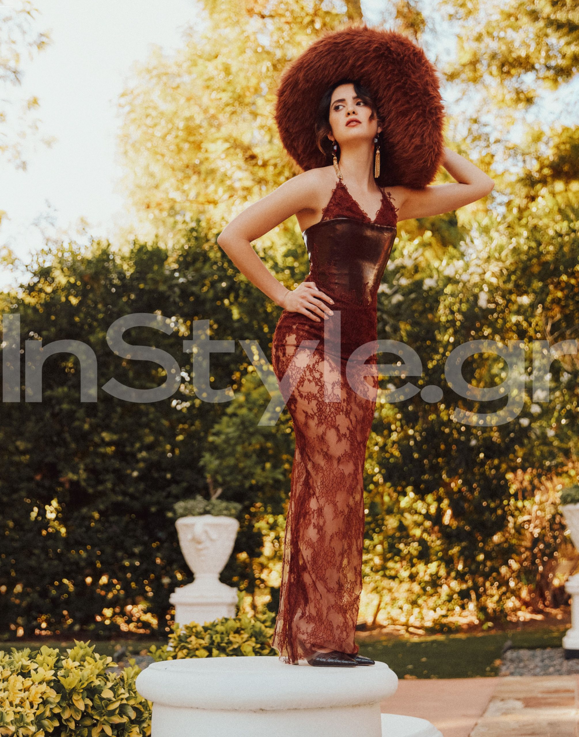 Η Laura Marano με φόρεμα και καπέλο Do Long και γόβες Coconuts by Matisse