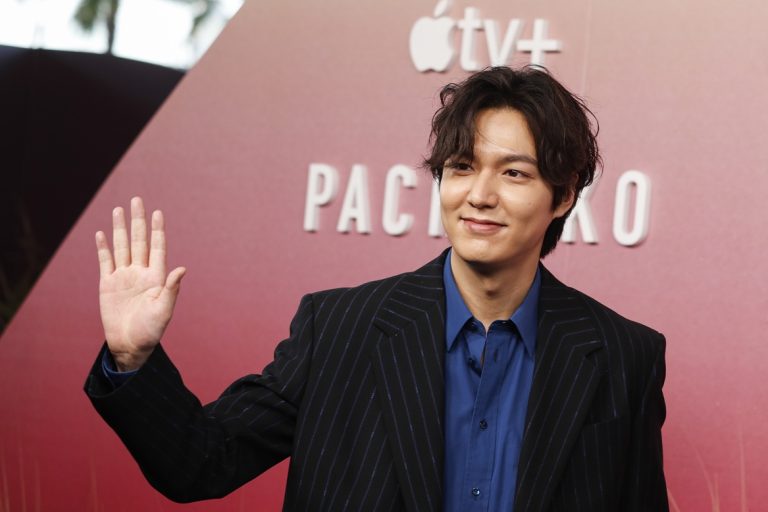 O Lee Min-ho ποζάρει στο κόκκινο χαλί στην πρεμιέρα της σειράς του Apple "Pachinko" στο Μουσείο Κινηματογράφου της Ακαδημίας στο Λος Άντζελες, 16 Μαρτίου 2022