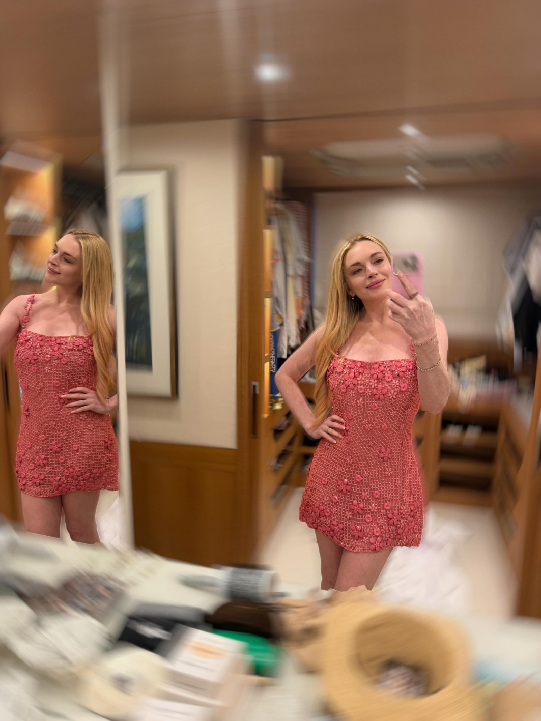 To strawberry-pink μίνι φόρεμα του Cult Gaia, αξίας περίπου 3.000 δολαρίων