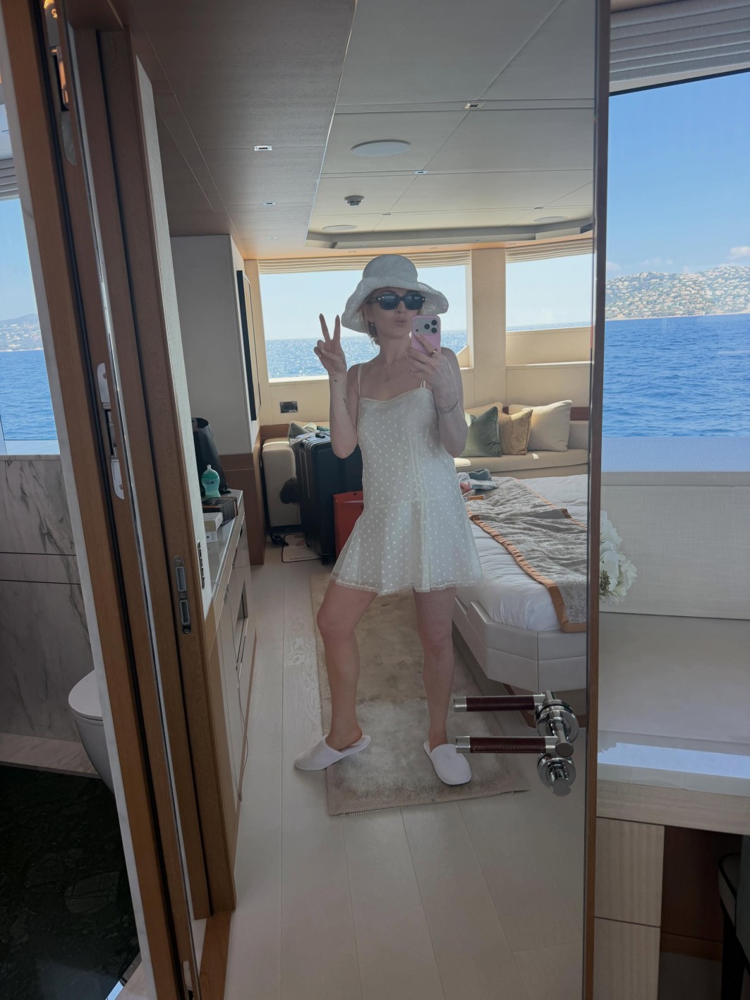 H Linsay Lohan με λευκό μίνι φόρεμα από τούλι, με λεπτές τιράντες και διακριτικό πουά μοτίβο.