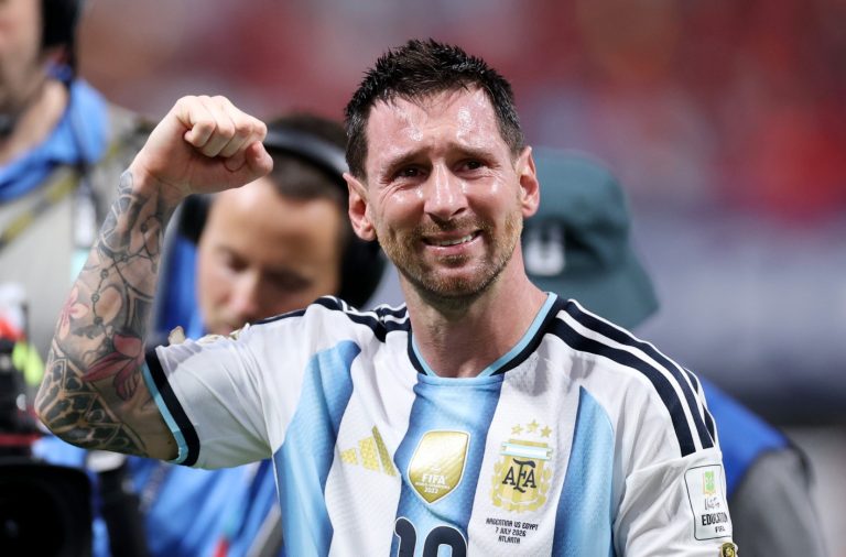 O Lionel Messi #10 της Αργεντινής πανηγυρίζει μετά τη νίκη με 3-2 κατά τη διάρκεια του αγώνα της φάσης των 16 του Παγκοσμίου Κυπέλλου FIFA 2026 μεταξύ Αργεντινής και Αιγύπτου στο στάδιο της Ατλάντα στις 7 Ιουλίου 2026 στην Ατλάντα της Τζόρτζια.