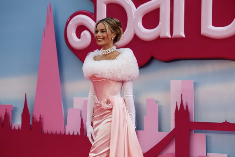H Margot Robbie στο ροζ χαλί της ευρωπαϊκής πρεμιέρας της "Barbie" στο κεντρικό Λονδίνο, 12 Ιουλίου 2023