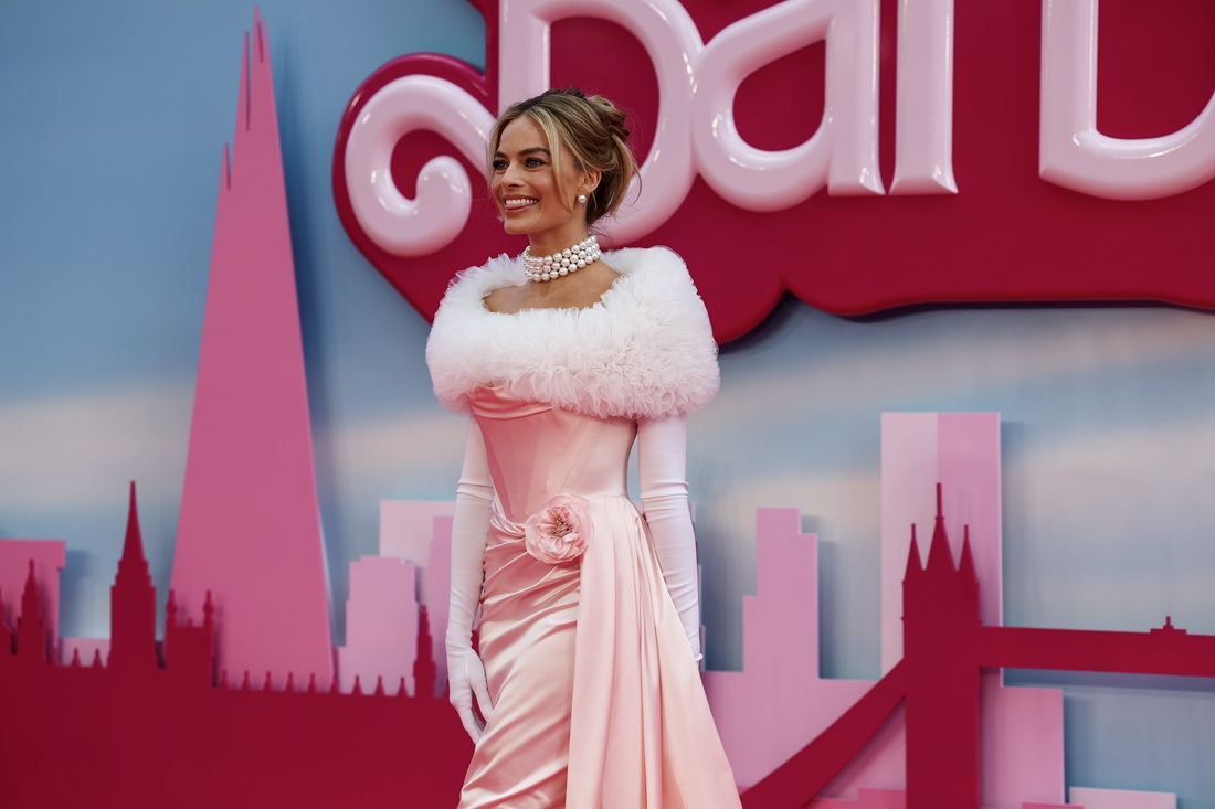 H Margot Robbie στο ροζ χαλί της ευρωπαϊκής πρεμιέρας της "Barbie" στο κεντρικό Λονδίνο, 12 Ιουλίου 2023