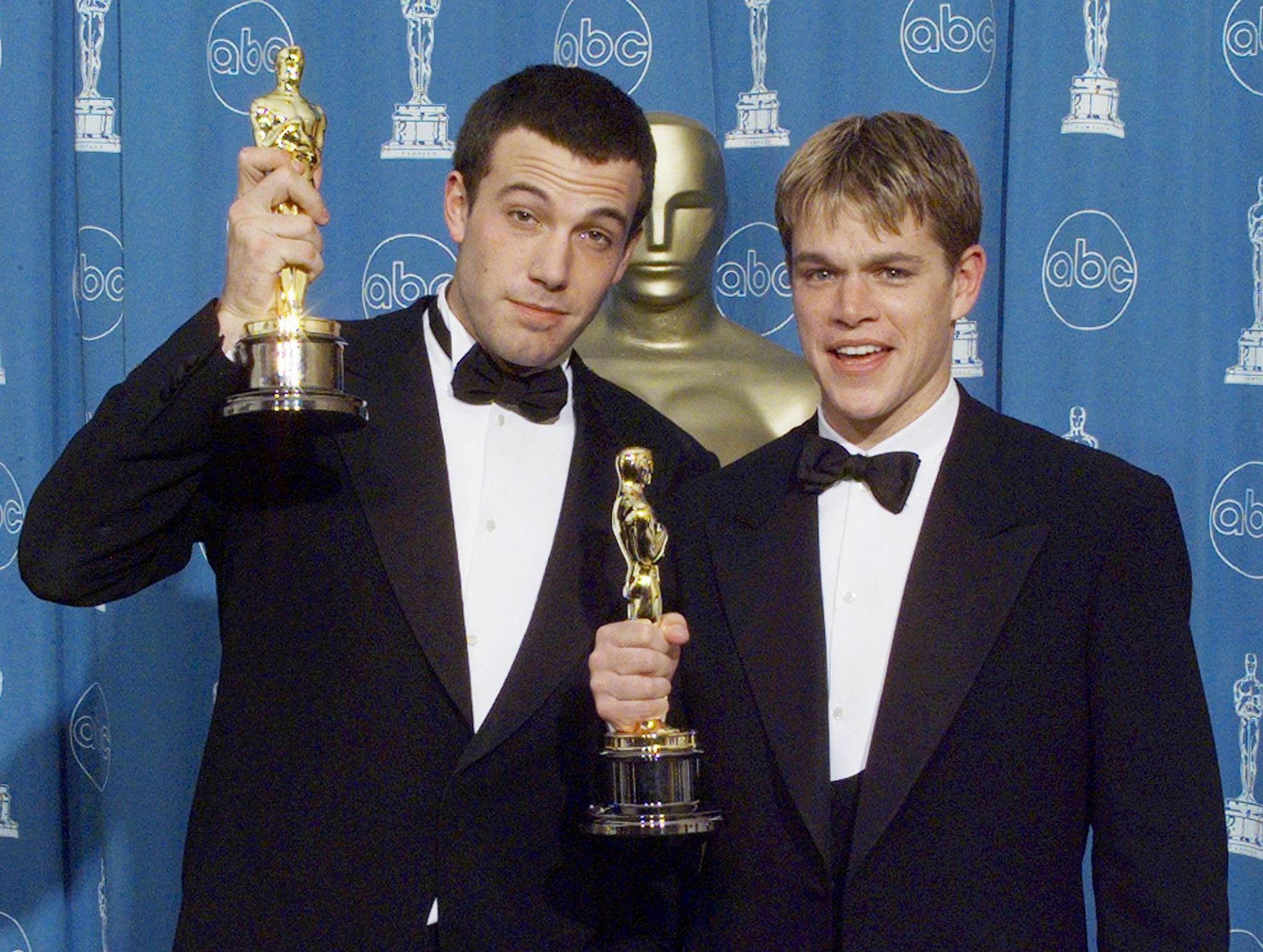 Ο Matt Damon και ο Ben Affleck ποζάρουν με τα Όσκαρ που κέρδισαν στην κατηγορία «Καλύτερο Πρωτότυπο Σενάριο» για την ταινία «Good Will Hunting», στις 23 Μαρτίου, κατά τη διάρκεια της 70ής ετήσιας τελετής απονομής των Όσκαρ στο Shrine Auditorium του Λος Άντζελες