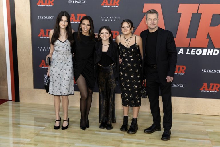 O Matt Damon και η σύζυγός του Luciana Barroso μαζί με τα παιδιά τους, στην πρεμιέρα του "Air" στο Regency Village Theatre του Λος Άντζελες, 27 Μαρτίου 2023