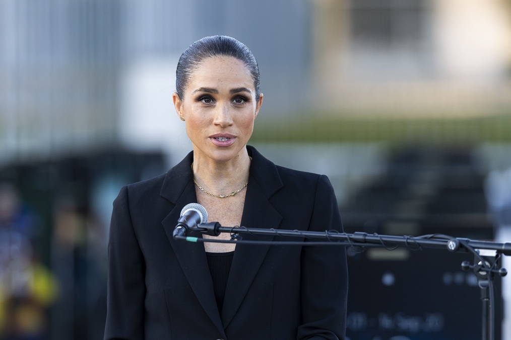 Η Meghan Markle απευθύνει ομιλία στα εγκαίνια της έκθεσης «The Lost Screen Memorial» στην Place des Nations, μπροστά από την ευρωπαϊκή έδρα των Ηνωμένων Εθνών (UNOG) στη Γενεύη, 17 Μαΐου 2026