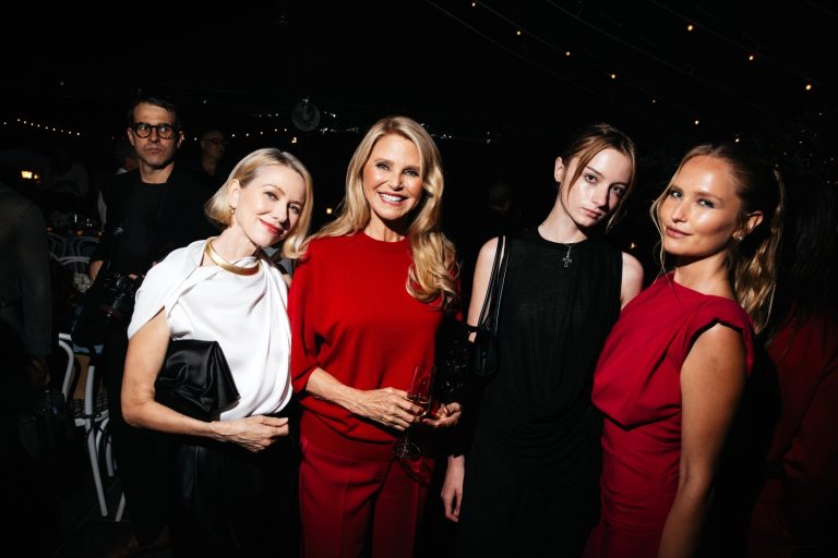 Η Naomi Watts, η Christie Brinkley, η Kai Schreiber και η Sailor Brinkley Cook στο δείπνο της συλλογής Michael Kors για την 45η επέτειο που πραγματοποιήθηκε στο Swifty's στο The Hedges Inn στις 20 Αυγούστου 2026 στο East Hampton της Νέας Υόρκης.