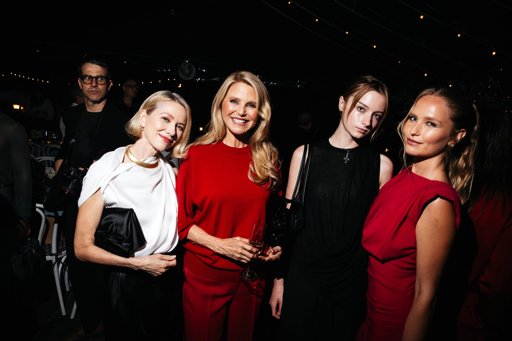 Η Naomi Watts, η Christie Brinkley, η Kai Schreiber και η Sailor Brinkley Cook στο δείπνο της συλλογής Michael Kors για την 45η επέτειο που πραγματοποιήθηκε στο Swifty's στο The Hedges Inn στις 20 Αυγούστου 2026 στο East Hampton της Νέας Υόρκης.