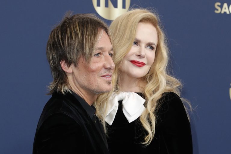 Η Nicole Kidman και ο Keith Urban στο κόκκινο χαλί στο πλαίσιο των 28ων Screen Actors Guild Awards στο Barker Hangar στη Σάντα Μόνικα, 27 Φεβρουαρίου 2022