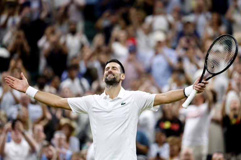 O Novak Djokovic πανηγυρίζει τη νίκη στον αγώνα του στα προημιτελικά του απλού ανδρών εναντίον του Felix Auger Aliassime από τον Καναδά στο τουρνουά του Wimbledon στο Λονδίνο, 7 Ιουλίου 2026