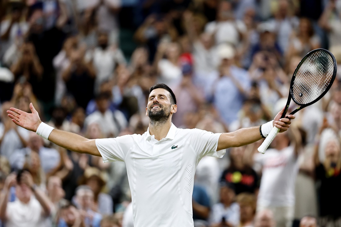 O Novak Djokovic πανηγυρίζει τη νίκη στον αγώνα του στα προημιτελικά του απλού ανδρών εναντίον του Felix Auger Aliassime από τον Καναδά στο τουρνουά του Wimbledon στο Λονδίνο, 7 Ιουλίου 2026