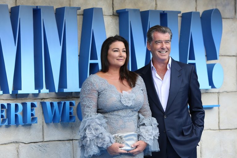 Ο Pierce Brosnan και η Keely Shaye Smith στην παγκόσμια πρεμιέρα του Mamma Mia! Here We Go Again! στο Eventim Apollo, Hamersmith του Λονδίνου, 16 Ιουλίου 2018