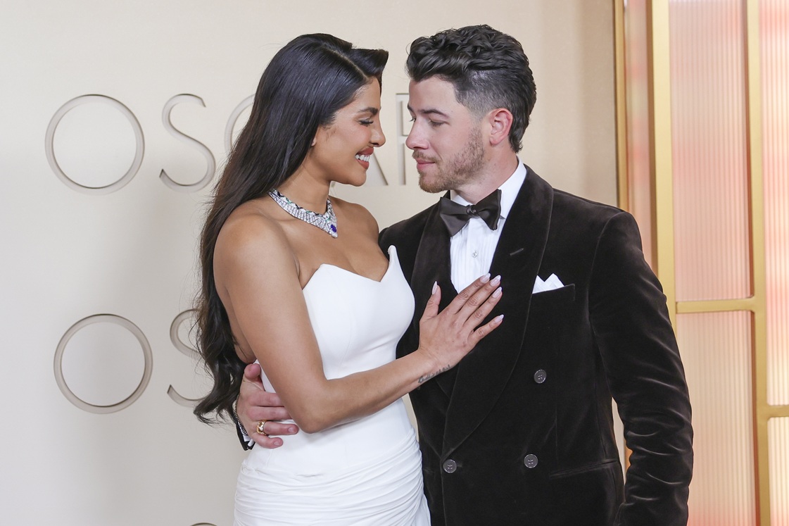H Priyanka Chopra Jonas και ο Nick Jonas στο κόκκινο χαλί για τα 98α Όσκαρ στο Dolby Theatre του Χόλιγουντ, 15 Μαρτίου 2026