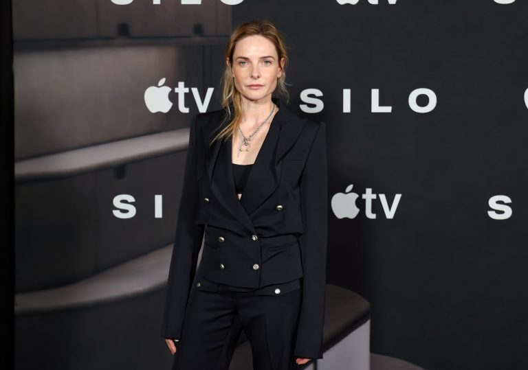 Η Rebecca Ferguson παρευρίσκεται στην φωτογράφιση της 3ης σεζόν του "Silo" του Apple TV+ στο Four Seasons Hotel Los Angeles στο Μπέβερλι Χιλς στις 15 Ιουνίου 2026 στο Λος Άντζελες της Καλιφόρνια.