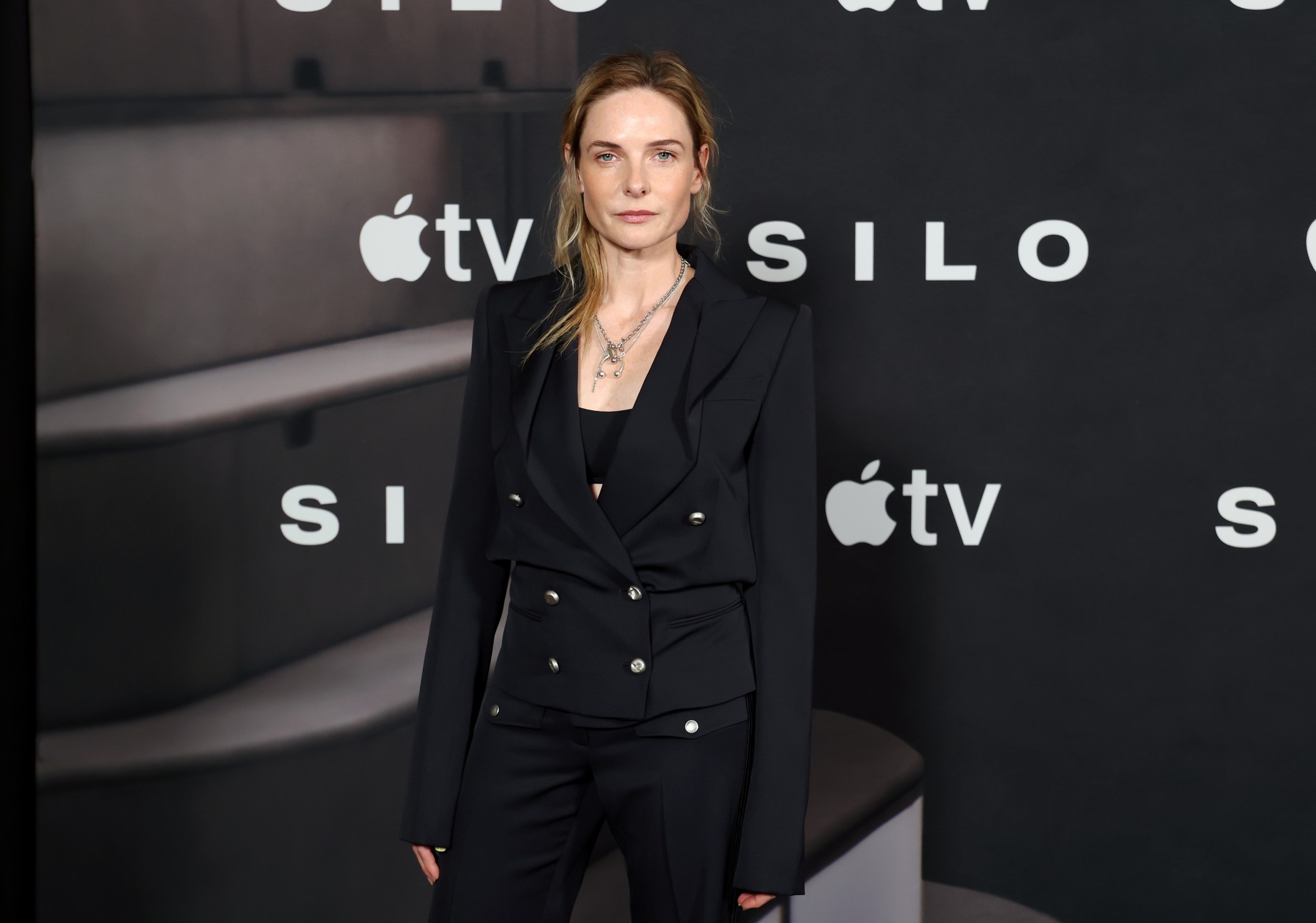 Η Rebecca Ferguson παρευρίσκεται στην φωτογράφιση της 3ης σεζόν του "Silo" του Apple TV+ στο Four Seasons Hotel Los Angeles στο Μπέβερλι Χιλς στις 15 Ιουνίου 2026 στο Λος Άντζελες της Καλιφόρνια.