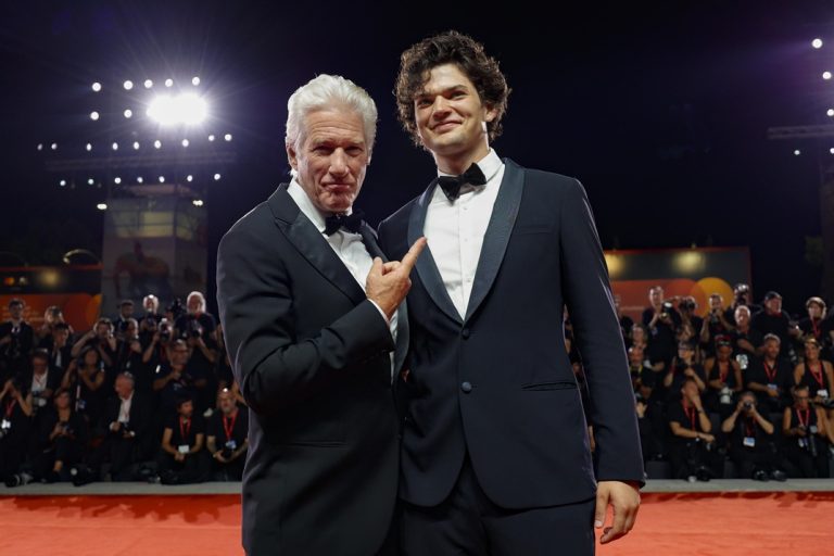 O Richard Gere και ο γιος του Homer James Jigme Gere στο κόκκινο χαλί των "Filming Italy Venice Awards" στο πλαίσιο του 81ου Φεστιβάλ Βενετίας, 1 Σεπτεμβρίου 2024