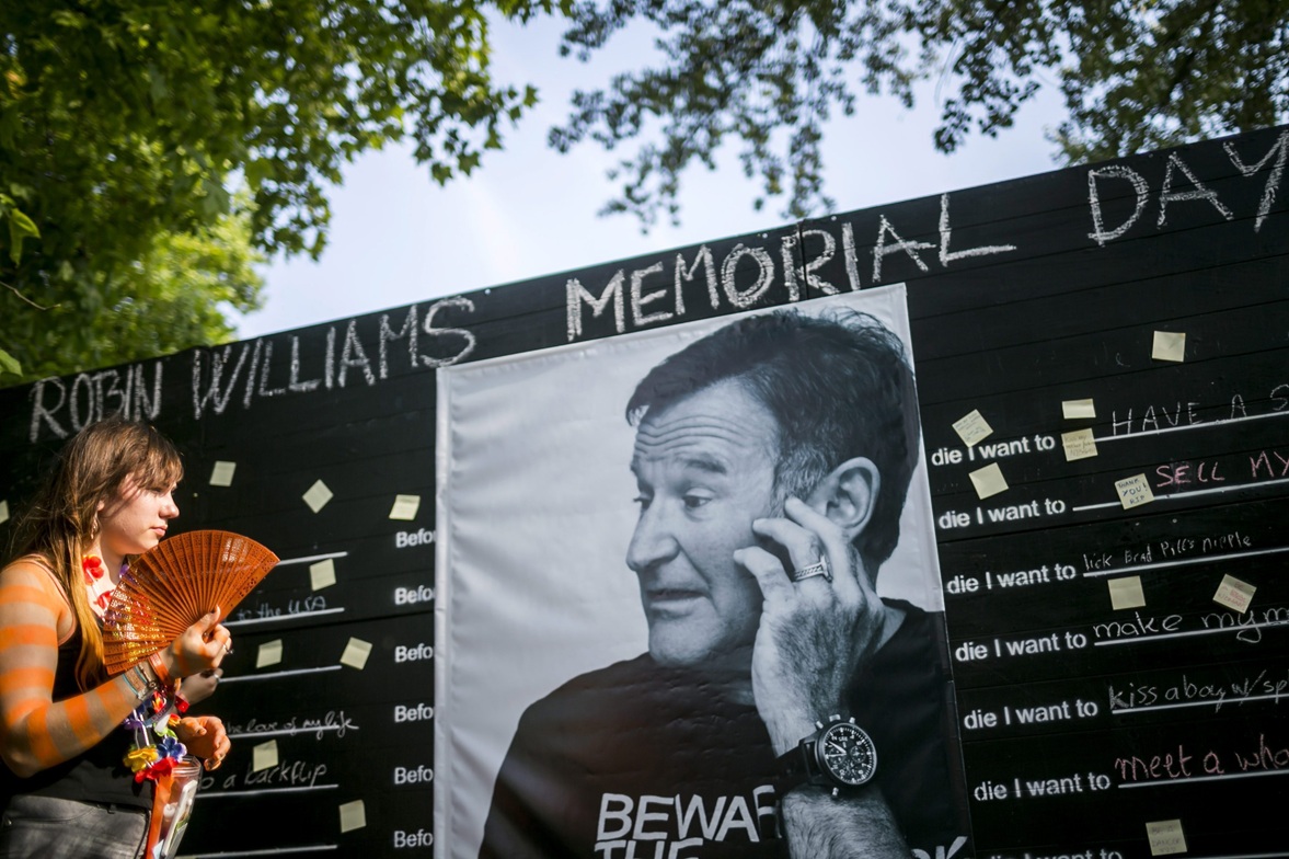 Ένας θαυμαστής αποτίει φόρο τιμής στον Robin Williams που πέθανε στις 11 Aυγούστου στο πλαίσιο του 22ου Φεστιβάλ Sziget (Island) στο Shipyard Island της Βουδαπέστης, 13 Αυγούστου 2014