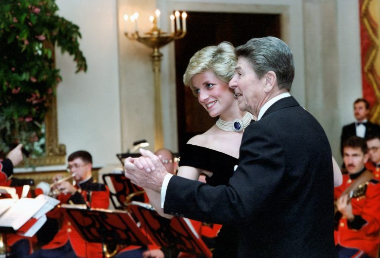 Ο Πρόεδρος των ΗΠΑ Ronald Reagan χορεύει με την πριγκίπισσα Diana στο Cross Hall του Λευκού Οίκου, Ουάσιγκτον, D.C., ΗΠΑ, Πρόεδρος Ronald Reagan White House Photographic Office, 9 Νοεμβρίου 1985.