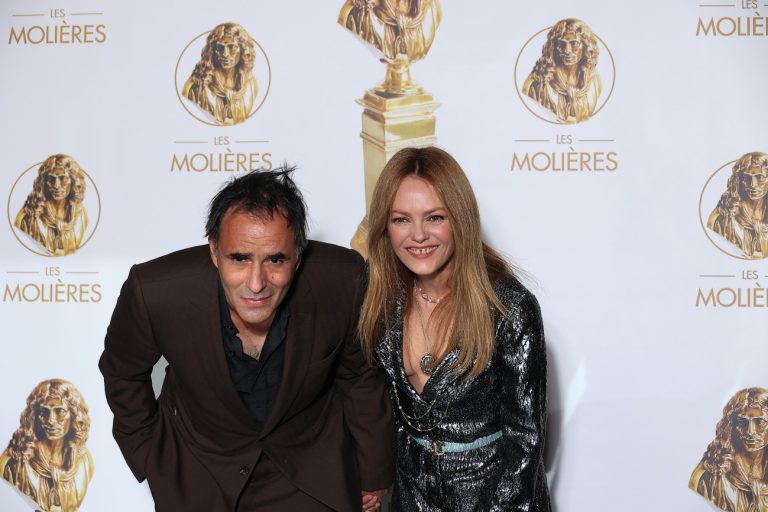Ο Samuel Benchetrit και η Vanessa Paradis παρευρίσκονται στην 33η τελετή απονομής του Μολιέρου στο Folies Bergeres στις 30 Μαΐου 2022 στο Παρίσι.