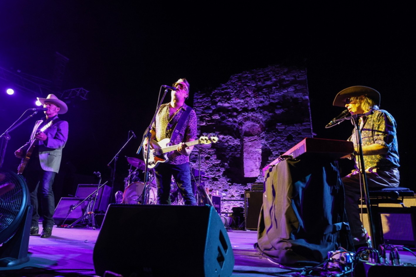 Το συγκρότημα του Mike Scott χάρισε στο κοινό του Sani Festival μια ατμοσφαιρική συναυλία με διαχρονικά τραγούδια, κέλτικες αναφορές και τον χαρακτηριστικό αφηγηματικό του ήχο.