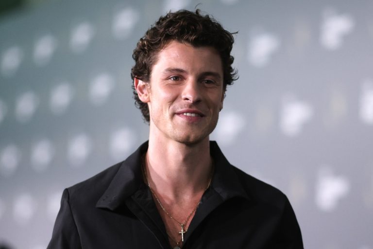 O Shawn Mendes ποζάρει στο κόκκινο χαλί στη διάρκεια των Earthshot Environmental Awards στο Ρίο ντε Τζανέιρο, 5 Νοεμβρίου 2025