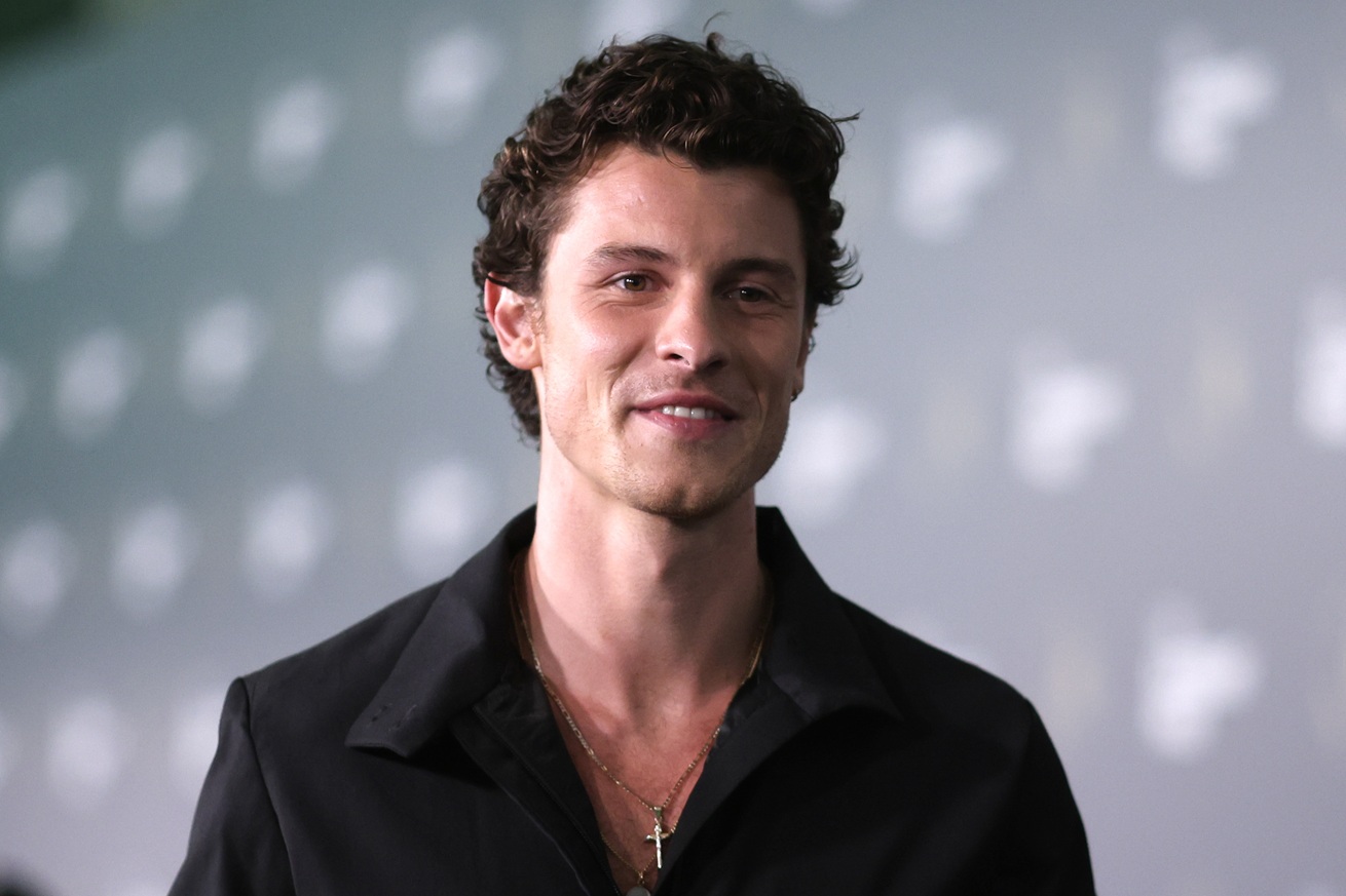 O Shawn Mendes ποζάρει στο κόκκινο χαλί στη διάρκεια των Earthshot Environmental Awards στο Ρίο ντε Τζανέιρο, 5 Νοεμβρίου 2025