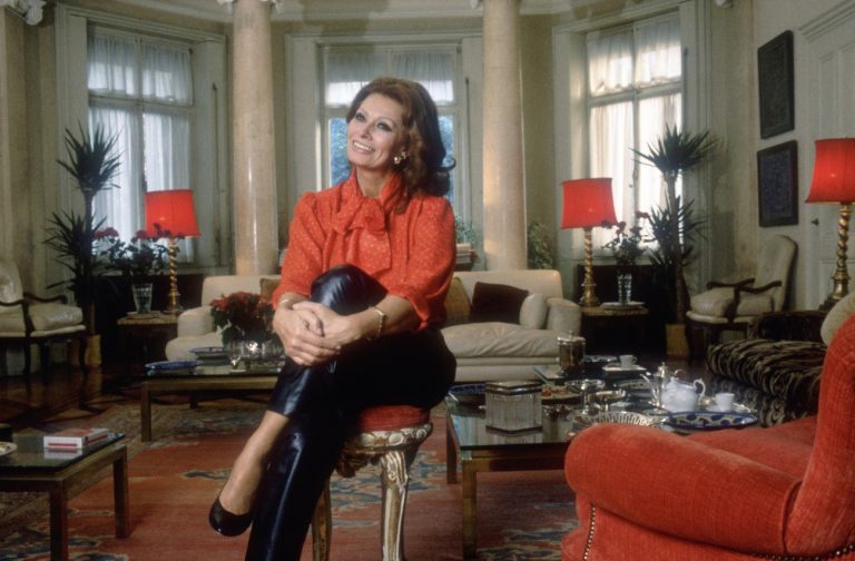 H Sophia Loren στο σαλόνι του σπιτιού της στη Γενεύη. Φωτογραφήθηε στις 26 Νοεμβρίου 1986.