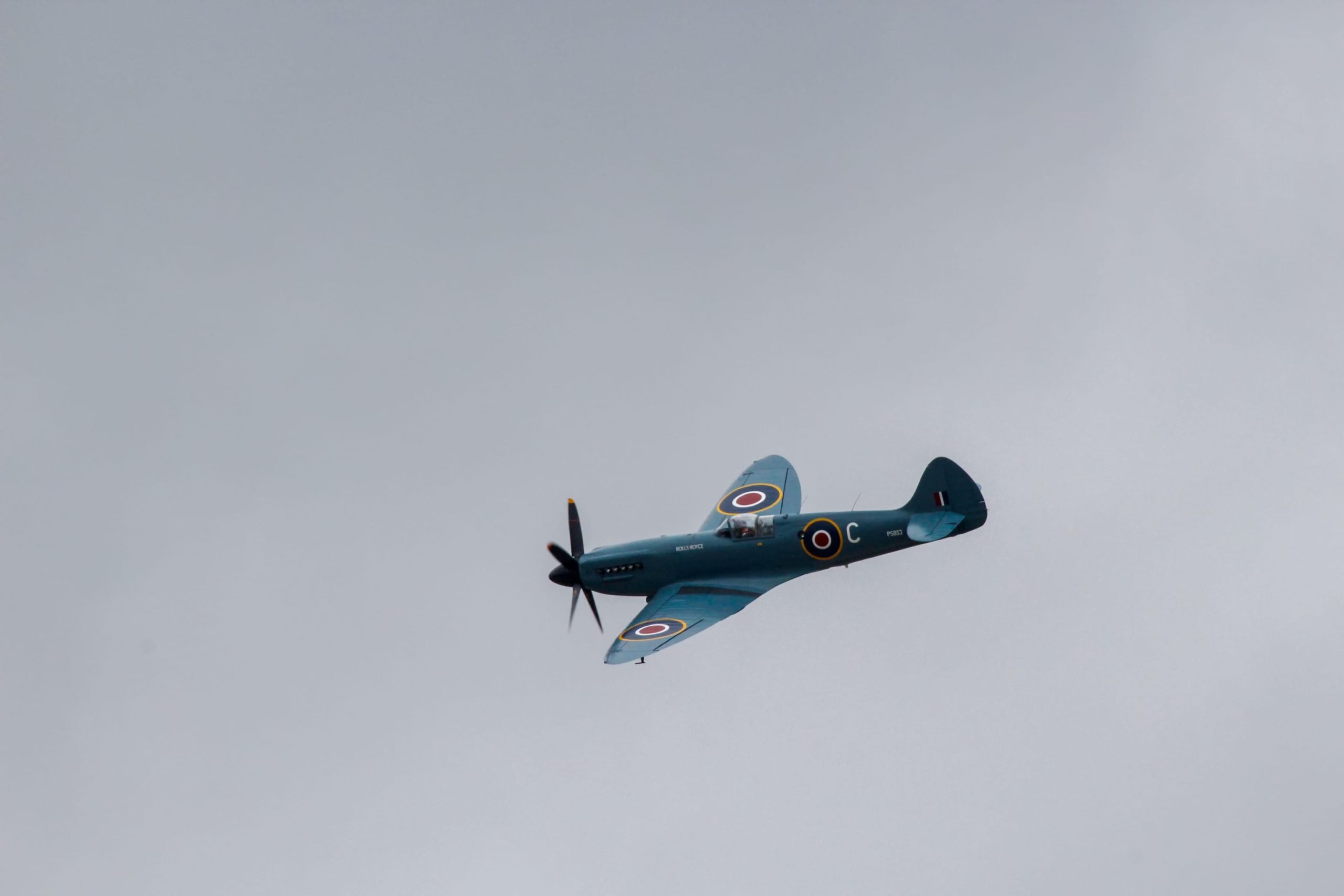 Το Supermarine Spitfire θεωρείται ευρέως το πιο εμβληματικό μαχητικό αεροσκάφος στην ιστορία της Βασιλικής Πολεμικής Αεροπορίας. Σχεδιασμένο από τον R.J. Mitchell, τα χαριτωμένα ελλειπτικά φτερά του και ο ισχυρός κινητήρας Rolls-Royce Merlin το κατέστησαν σύμβολο εθνικής ελπίδας κατά τη διάρκεια της καθοριστικής Μάχης της Βρετανίας στον Β' Παγκόσμιο Πόλεμο.