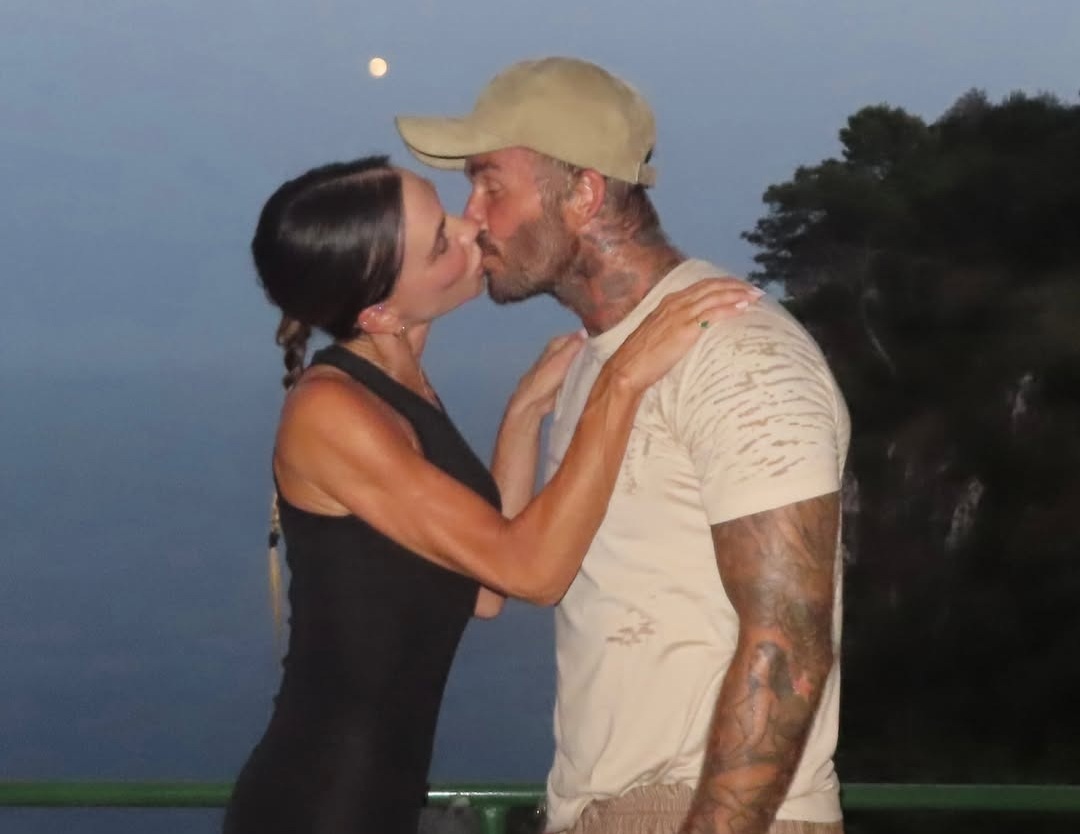 H Victoria και ο David Beckham ανταλλάσσουν ένα τρυφερό φιλί. Η φωτογραφία είναι μία από τις πιο γλυκές αναμνήσεις της σχεδιάστριας μόδας από το φετινό καλοκαίρι