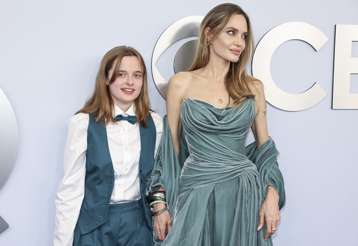 H Vivienne Jolie-Pitt και η Angelina Jolie στο κόκκινο χαλί για τα 77α Βραβεία Tony στο Lincoln Center's David H. Koch Theater της Νέας Υόρκης, 16 Ιουνίου 2024