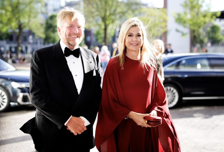O βασιλιάς Willem-Alexander και η βασίλισσα Maxima της Ολλανδίας φθάνουν σε γκαλά του Εθνικού Μπαλέτου της Ολλανδίας γιορτάζει την αποχώρηση του διευθυντή Ted Brandsen, στο Άμστερνταμ, στις 2 Ιουλίου 2026