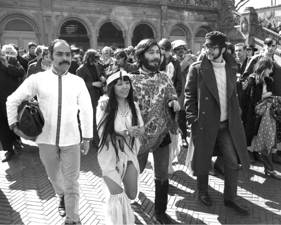 Η Yayoi Kusama, η οποία προσπαθεί να φέρει τη δική της εκδοχή της ανατολίτικης κουλτούρας στο Fun City, περνάει μέσα από ένα πλήθος συγγενικών πνευμάτων κοντά στο σιντριβάνι Bethesda στο Central Park. Η αφορμή, που χαρακτηρίζεται ως αποτυχία. Ο γενειοφόρος «ζωγράφος» επρόκειτο να πηδήξει στο σιντριβάνι χωρίς ρούχα, αλλά έπρεπε να το κάνει καλυμμένος λόγω του μεγάλου αριθμού αστυνομικών. 